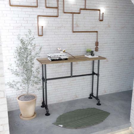 Sotto il tavolo da lavoro si trovano strutture tubolari industriali. Entrambe adottano il metodo di post-lavorazione della sabbiatura a pellet neri. Al centro si trova un tubo di ferro circolare, suddiviso in una parte superiore e una inferiore.